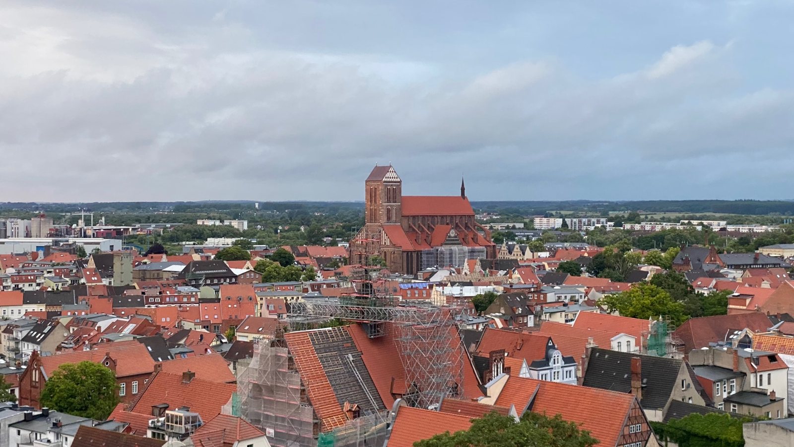 Blick über die Wismarer Altstadt zur St.-Nikolai-Kirche
