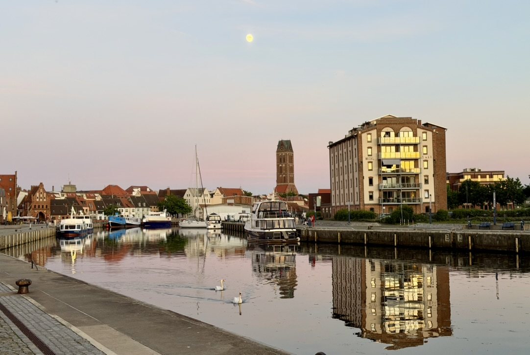 Alter Hafen von Wismar bei Abenddämmerung