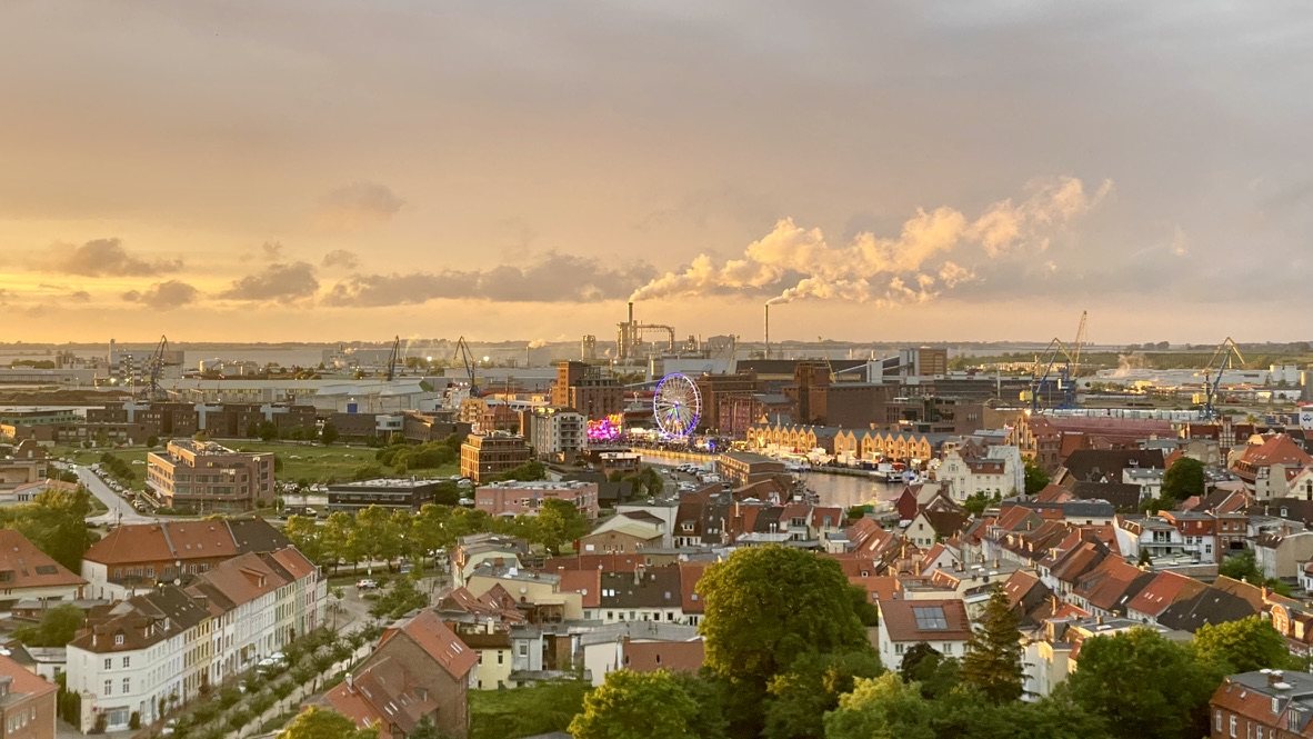 Blick über den Wismarer Hafen im Abendlicht
